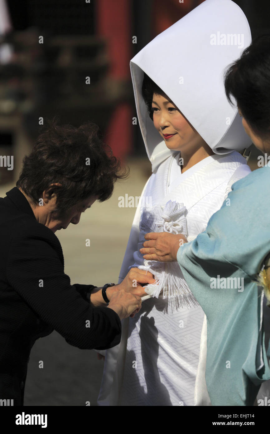 Un giapponese sposa nel matrimonio tradizionale kimono durante un lo shintoismo cerimonia di matrimonio nel Santuario Yasaka-Jinjia, Kyoto in Giappone Foto Stock