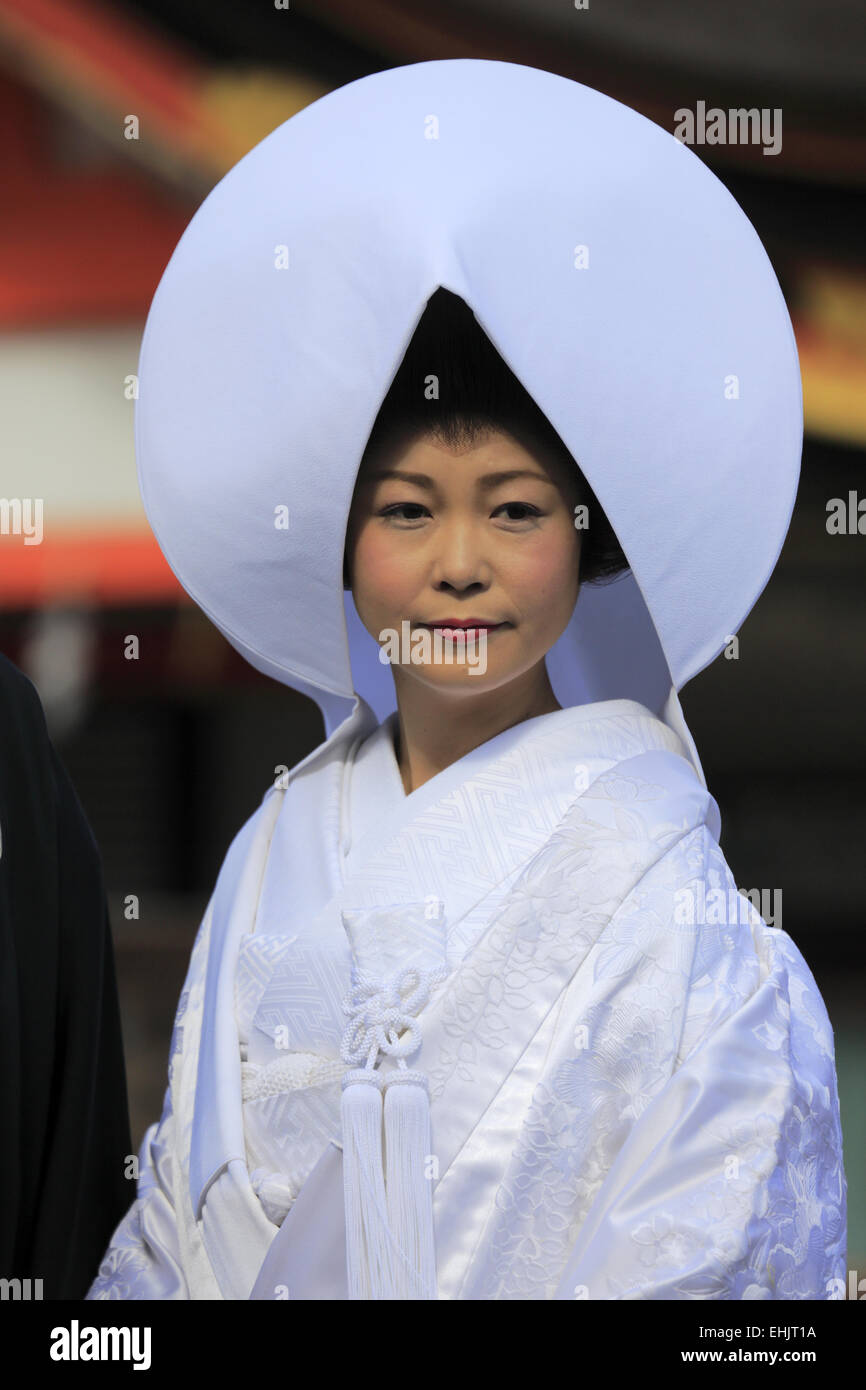Una sposa in giapponese tradizionale kimono nuziale e copricapo durante un  lo Shintoismo cerimonia di matrimonio nel santuario Yasaka-Jinjia.Kyoto. Giappone Foto stock - Alamy
