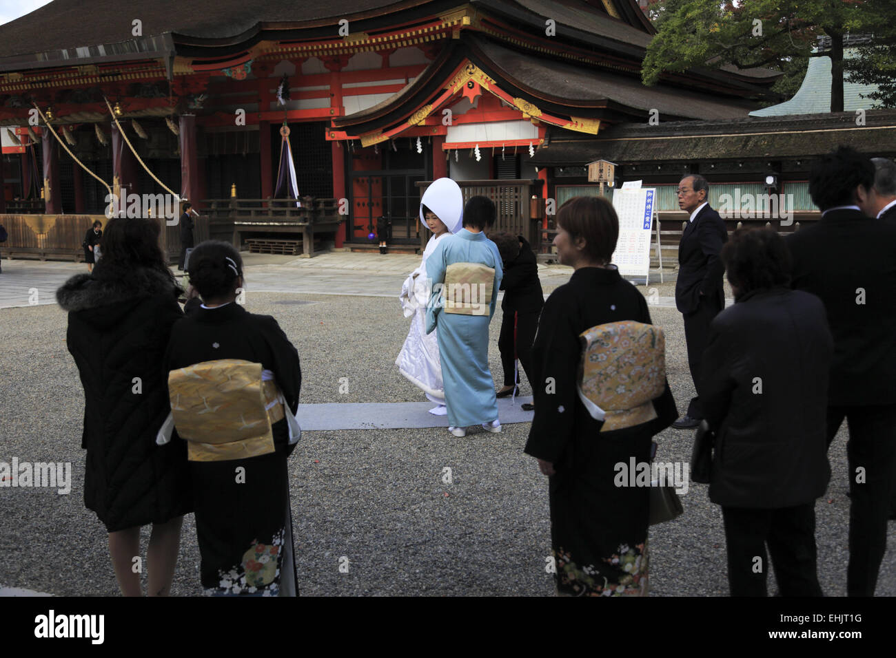 Un giapponese sposa nel matrimonio tradizionale kimono durante un lo shintoismo cerimonia di matrimonio nel Santuario Yasaka-Jinjia, Kyoto in Giappone Foto Stock