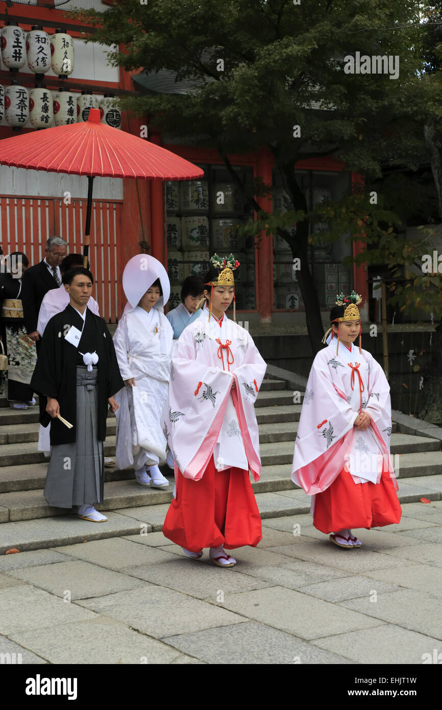 La processione di un tradizionale giapponese lo Shintoismo cerimonia di matrimonio nel santuario Yasaka-Jinja.Kyoto.Giappone Foto Stock