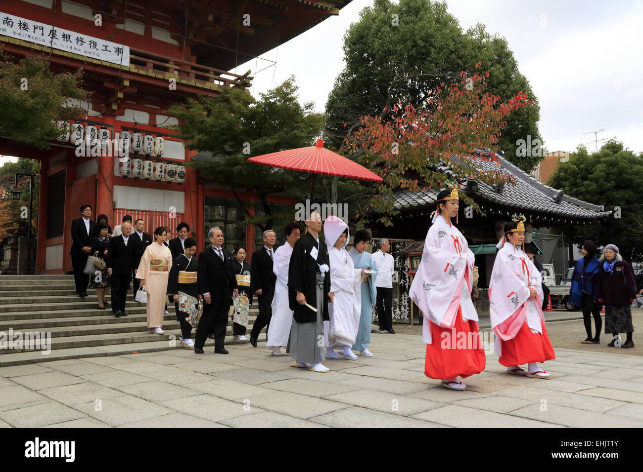 La processione di un tradizionale giapponese lo Shintoismo cerimonia di matrimonio nel santuario Yasaka-Jinja.Kyoto.Giappone Foto Stock