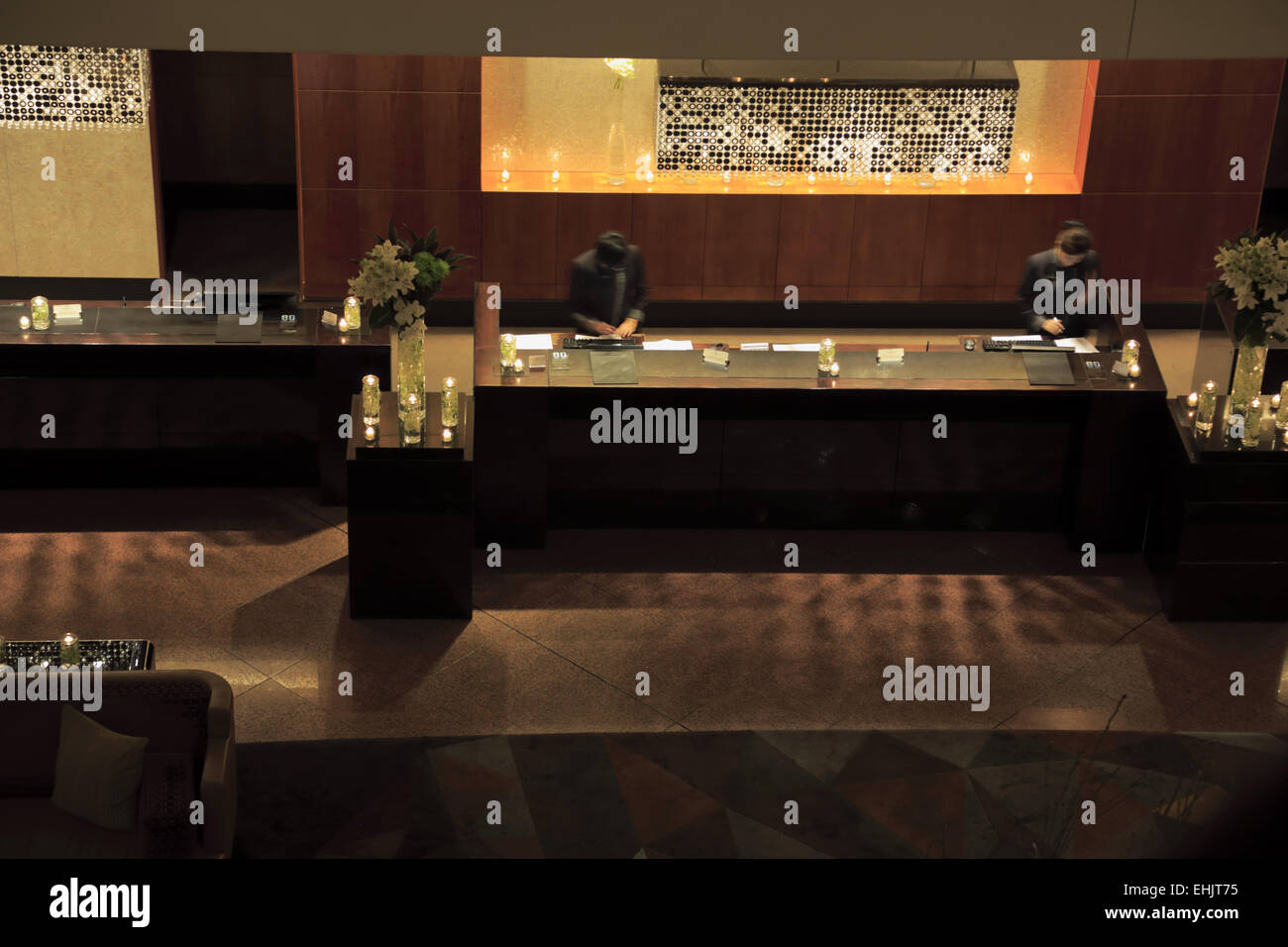 La giornata della terra risparmio energetico di notte nella lobby Reception del Four Seasons Hotel Sydney, Sydney Australia Foto Stock