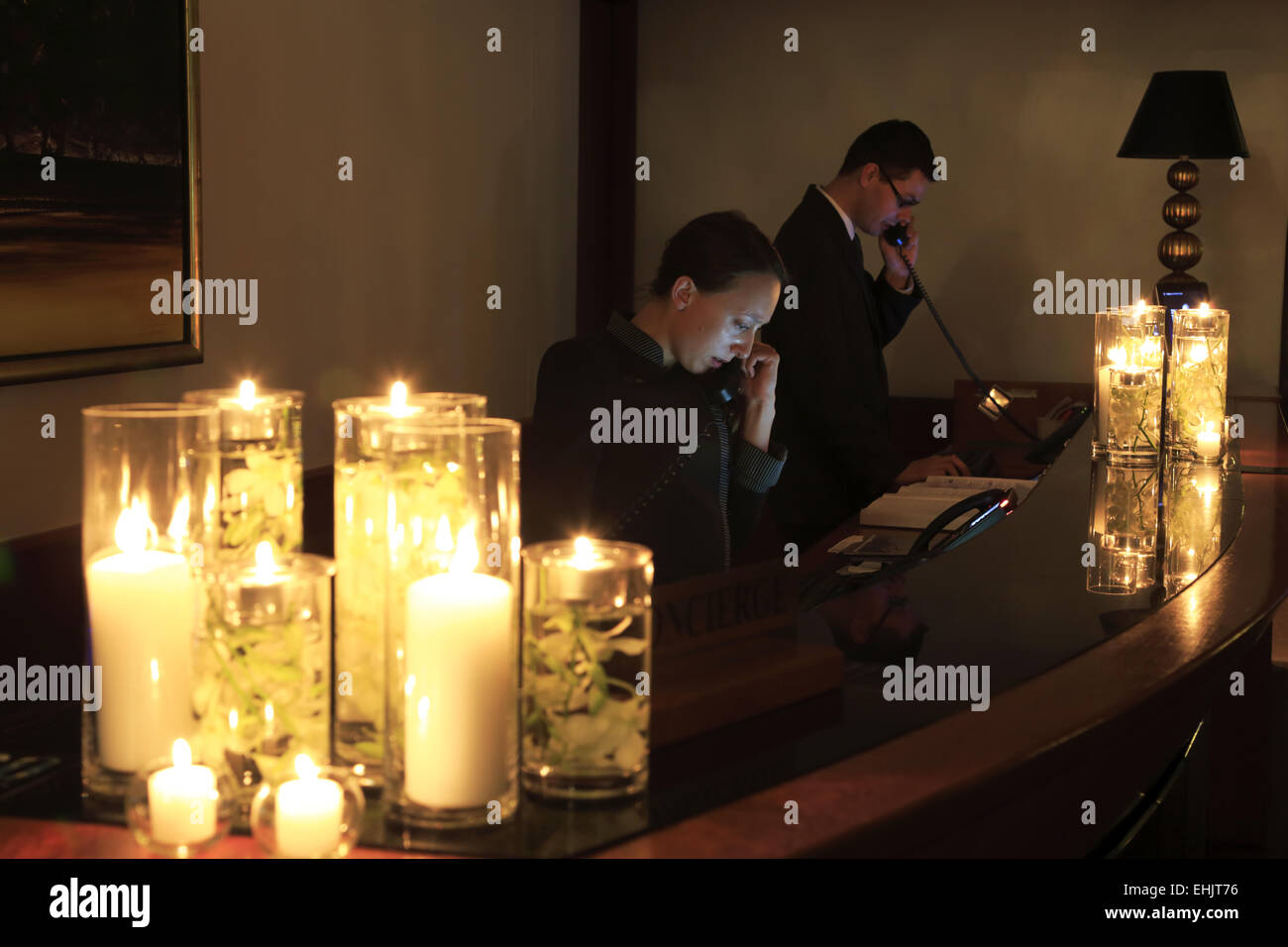 La giornata della terra risparmio energetico di notte nella lobby Reception del Four Seasons Hotel Sydney, Sydney Australia Foto Stock