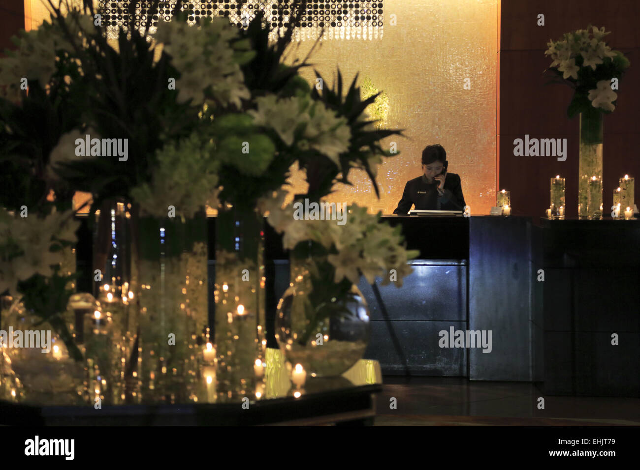 La giornata della terra risparmio energetico di notte nella lobby Reception del Four Seasons Hotel Sydney, Sydney Australia Foto Stock