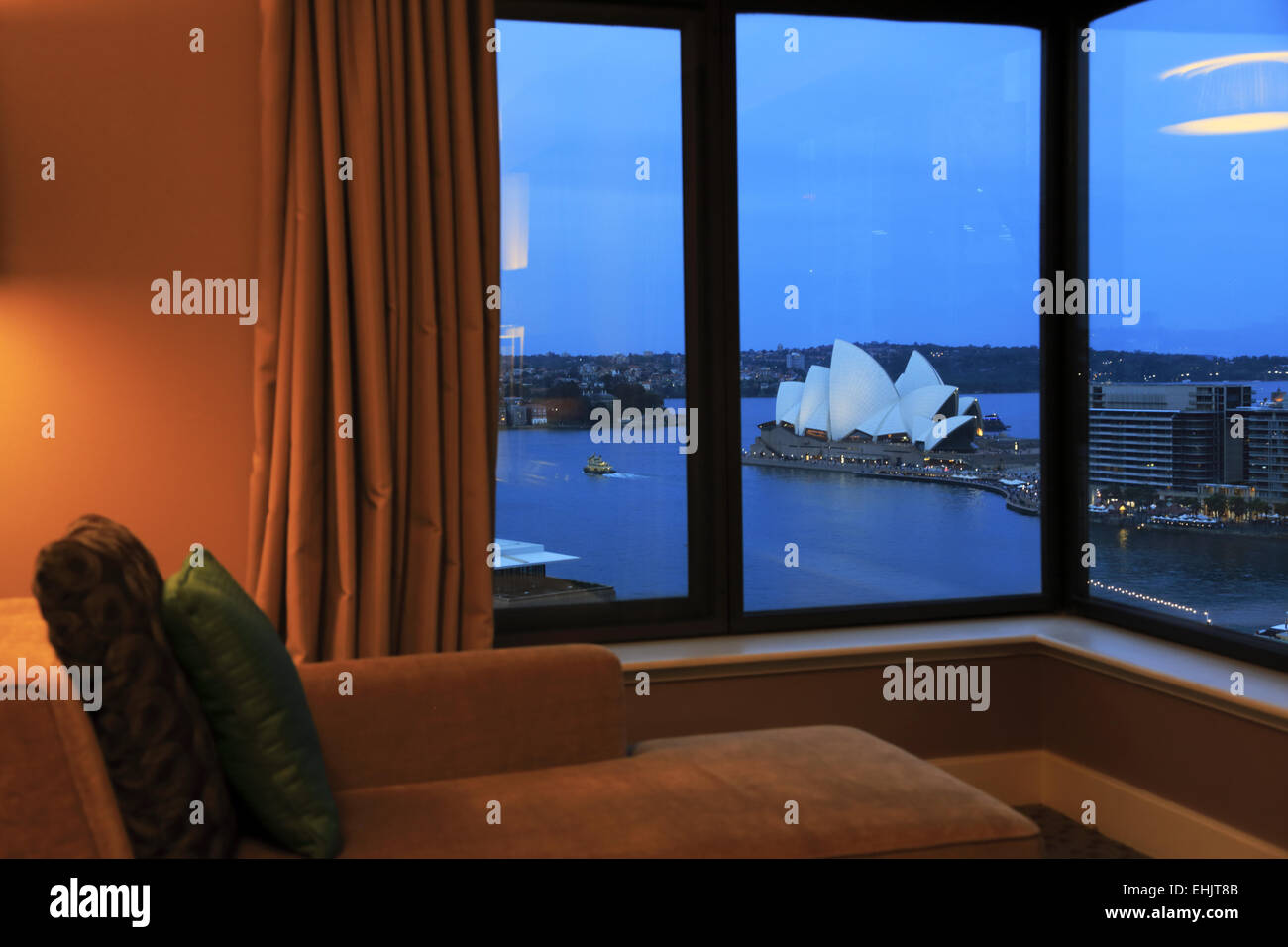 La camera per gli ospiti degli hotel di quattro stagioni con la vista della Sydney Opera House a sera, Sydney, Australia Foto Stock
