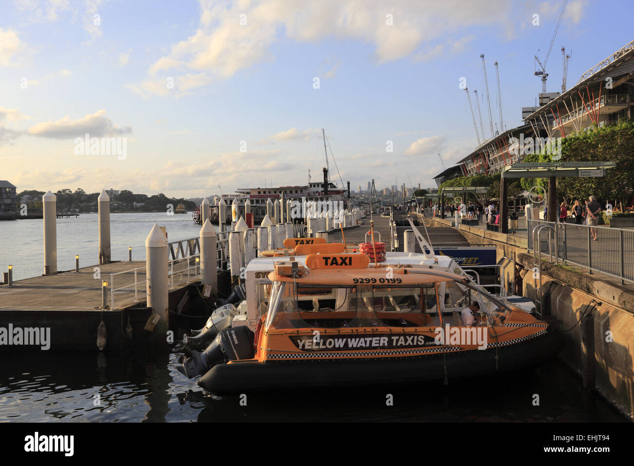 I taxi acquatici docking in Darling Harbour, Sydney, Australia Foto Stock