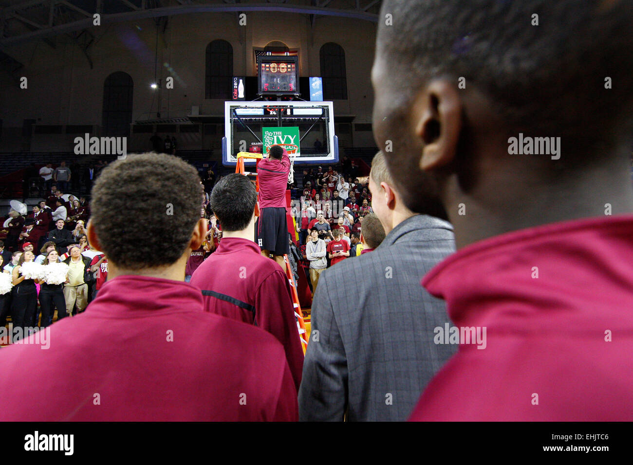 Marzo 14, 2015: Harvard Crimson riduce la net a seguito della NCAA pallacanestro tra la Yale Bulldogs e la Harvard Crimson presso la Palestra di Philadelphia, Pennsylvania. La Harvard Crimson ha vinto 53-51 per vincere l'Ivy League giochi di spareggio. Foto Stock