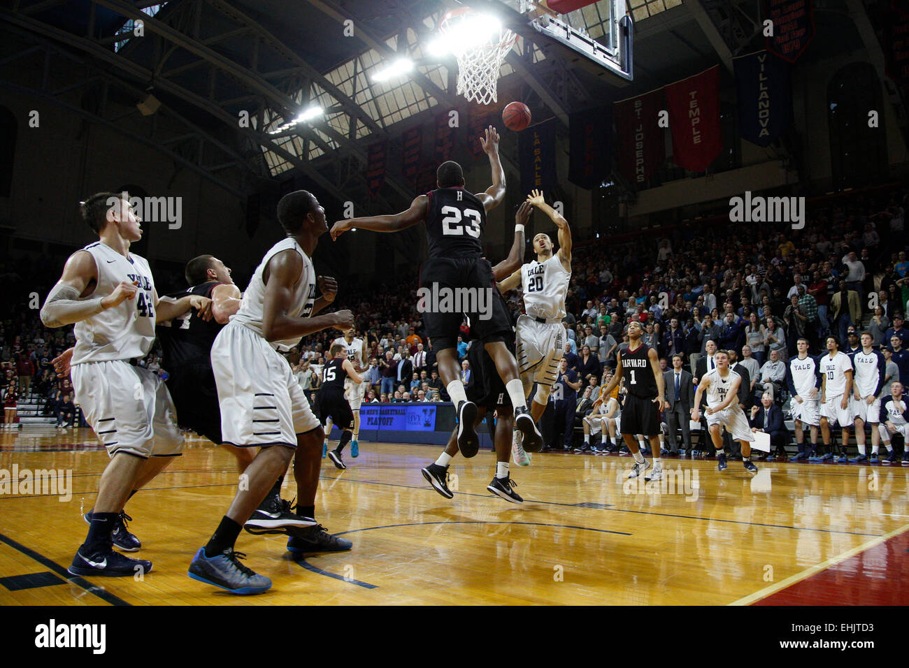 Marzo 14, 2015: Yale Bulldogs guard Javier Duren (20) tenta di mettere su un ultimo secondo colpo con la Harvard Crimson avanti Steve Moundou-Missi (14) e la protezione di Wesley Saunders (23) difendere durante il NCAA pallacanestro tra la Yale Bulldogs e la Harvard Crimson presso la Palestra di Philadelphia, Pennsylvania. La Harvard Crimson ha vinto 53-51 per vincere l'Ivy League giochi di spareggio. Foto Stock