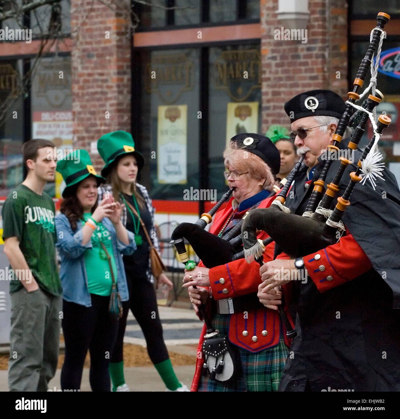 Due pipers in William Sutherland Reid Pifferi e Tamburi rivestiti di banda in antichi clan scozzesi Sutherland tartan suonare la cornamusa durante la marcia giù sulla strada principale in la trentaseiesima edizione Alltech Lexington il giorno di San Patrizio Parade di Sabato, Marzo 14, 2015 in Lexington, KY, Stati Uniti d'America. Originariamente incorporato nel 1975 come Lexington Pipe Band, il nome del gruppo è stato cambiato in 1993 in onore del suo fondatore. (Apex MediaWire Foto di Billy Suratt) Foto Stock