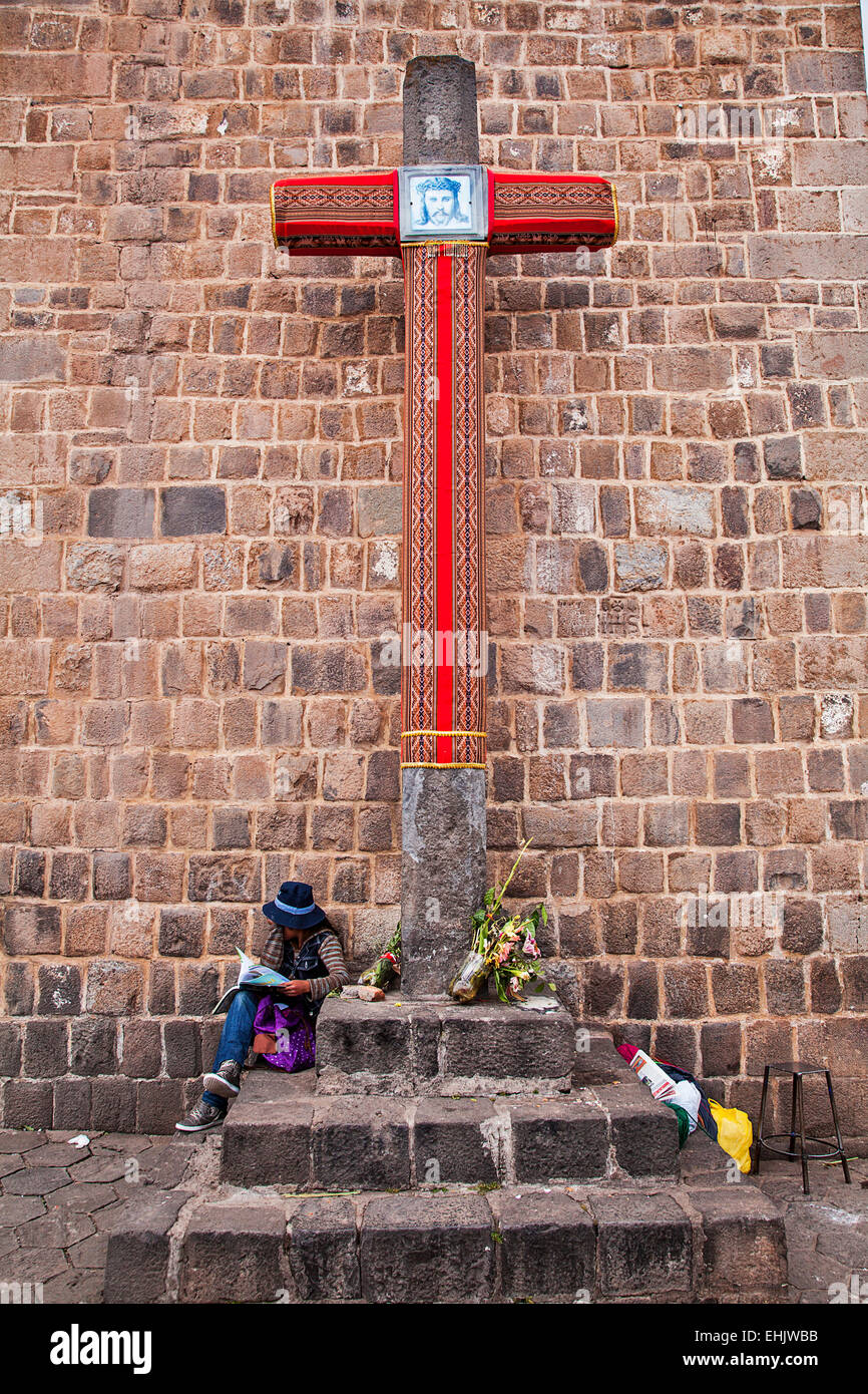 Le strade e le piazze di Cuzco, Perù, sono riempiti con colorati resti della città intricati e complessi della storia. Foto Stock
