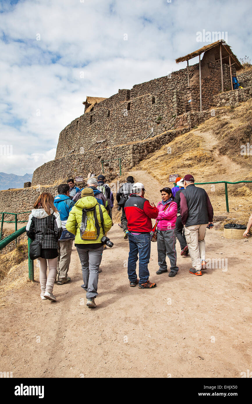 Pisac è uno dei numerosi siti Inca nei pressi del villaggio di Pisac nella Valle Sacra lungo la Valle di Urubamba est di Cuzco. Foto Stock