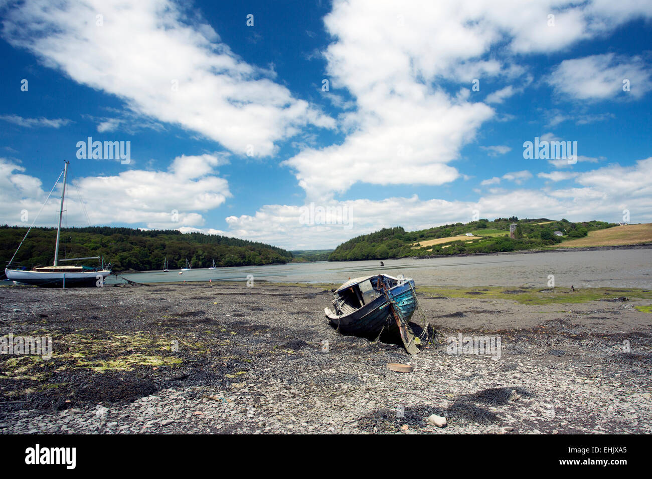 Vecchia barca e cielo blu rineen nella contea di Cork in Irlanda Foto Stock