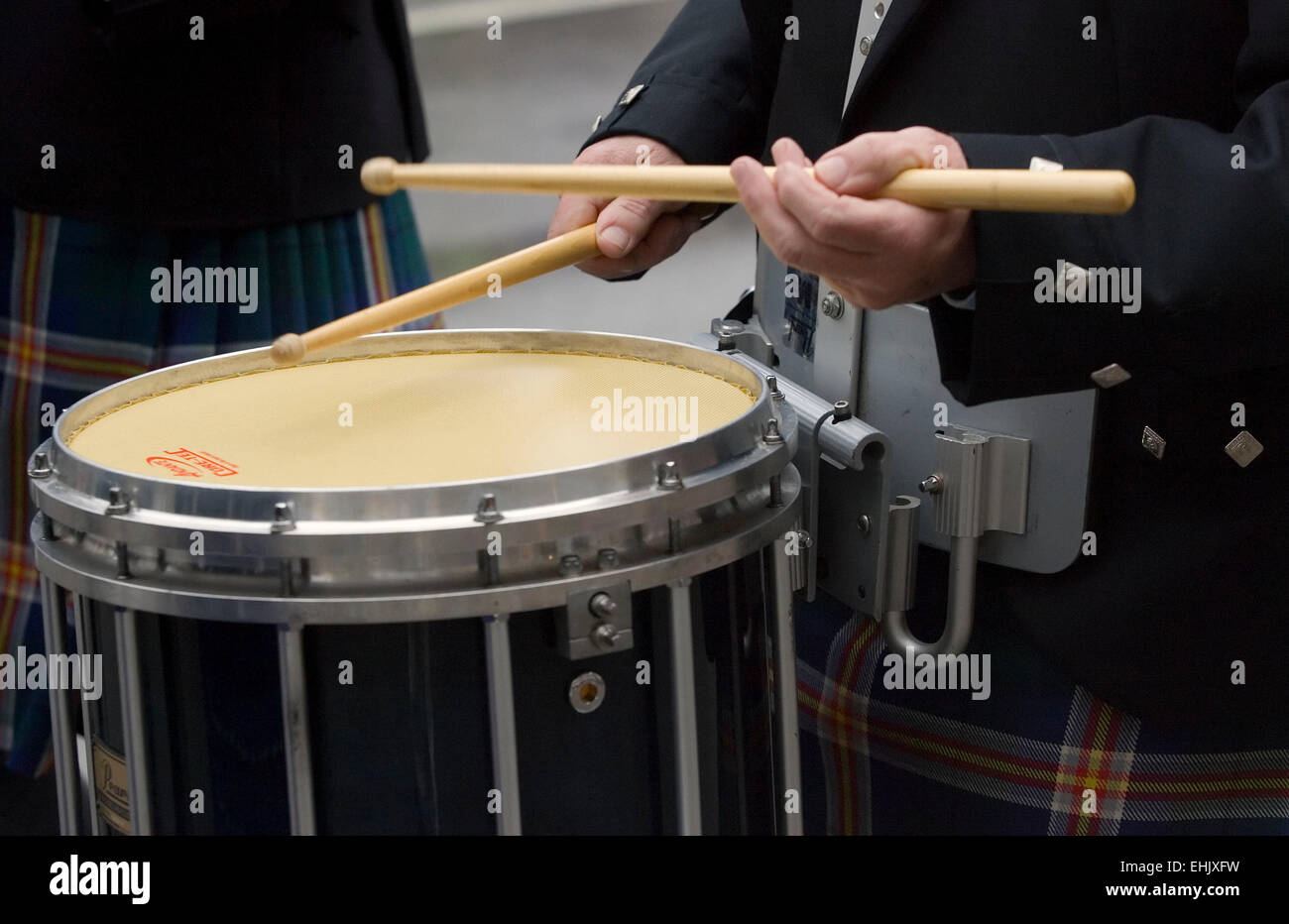 Un batterista indossando il tradizionale tartan scozzese marche in la trentaseiesima edizione Alltech Lexington il giorno di San Patrizio Parade di Sabato, Marzo 14, 2015 in Lexington, KY, Stati Uniti d'America. La parata è stata presentata congiuntamente dal Lexington-Fayette urbano governo della contea di divisione dei Parchi e Ricreazione, Lexington Associazione celtica e la musica bluegrass società irlandese. (Apex MediaWire Foto di Billy Suratt) Foto Stock