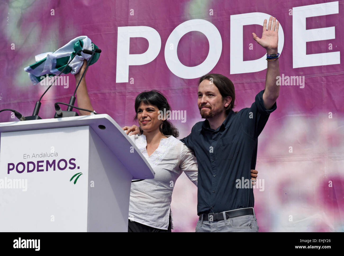 Pablo Iglesias leader e il deputato spagnolo del partito politico Podemos, supporto di Teresa Rodriquez europarlamentare e candidato presidenziale per la Junta de Andalusia in un rally in Plaza de la Merced, Malaga Spagna sabato 14 marzo 2015. Teresa sta tenendo il verde e bandiera bianca di andalusia andalusia Foto Stock