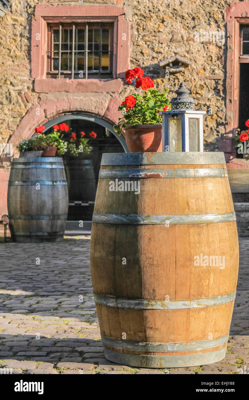 Grande Barile di legno con fiori di decorazione su un vigneto nel Rheingau, Germania Foto Stock