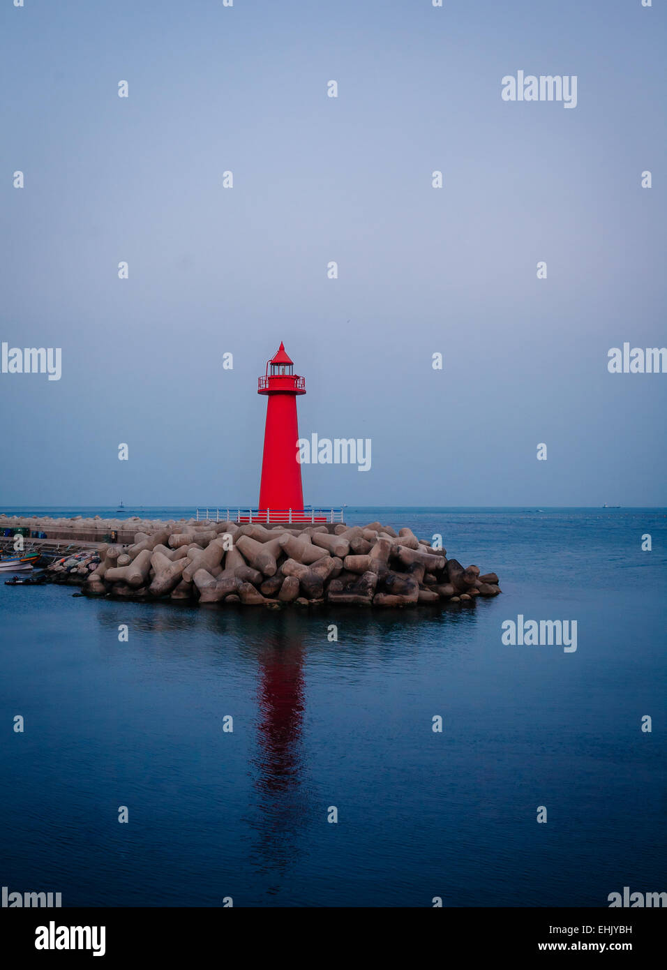 Faro rosso al tramonto Foto Stock
