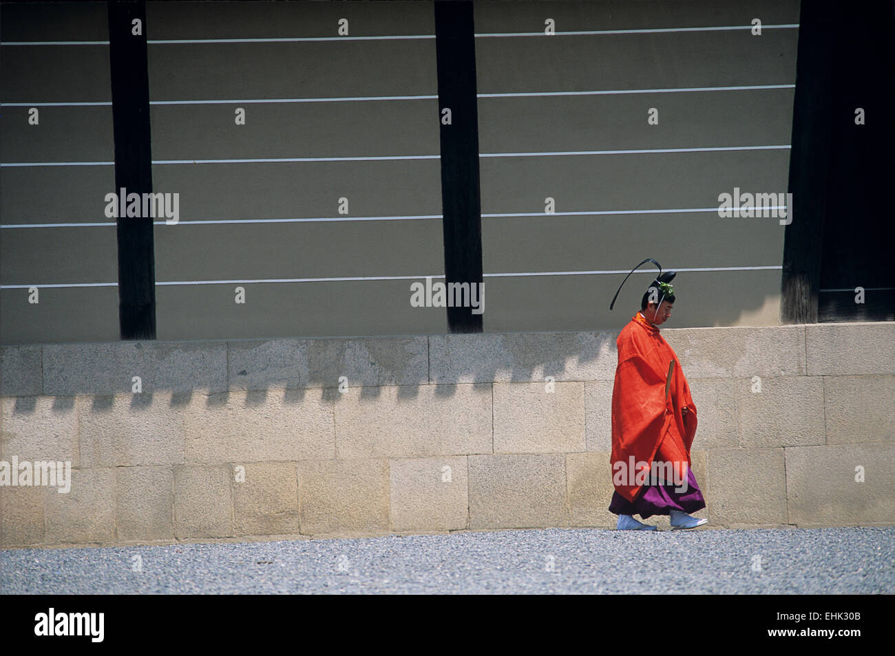 Una figura in costume crea un momentaneo coloful vignette con shadoes su una strada di Kyoto. Foto Stock