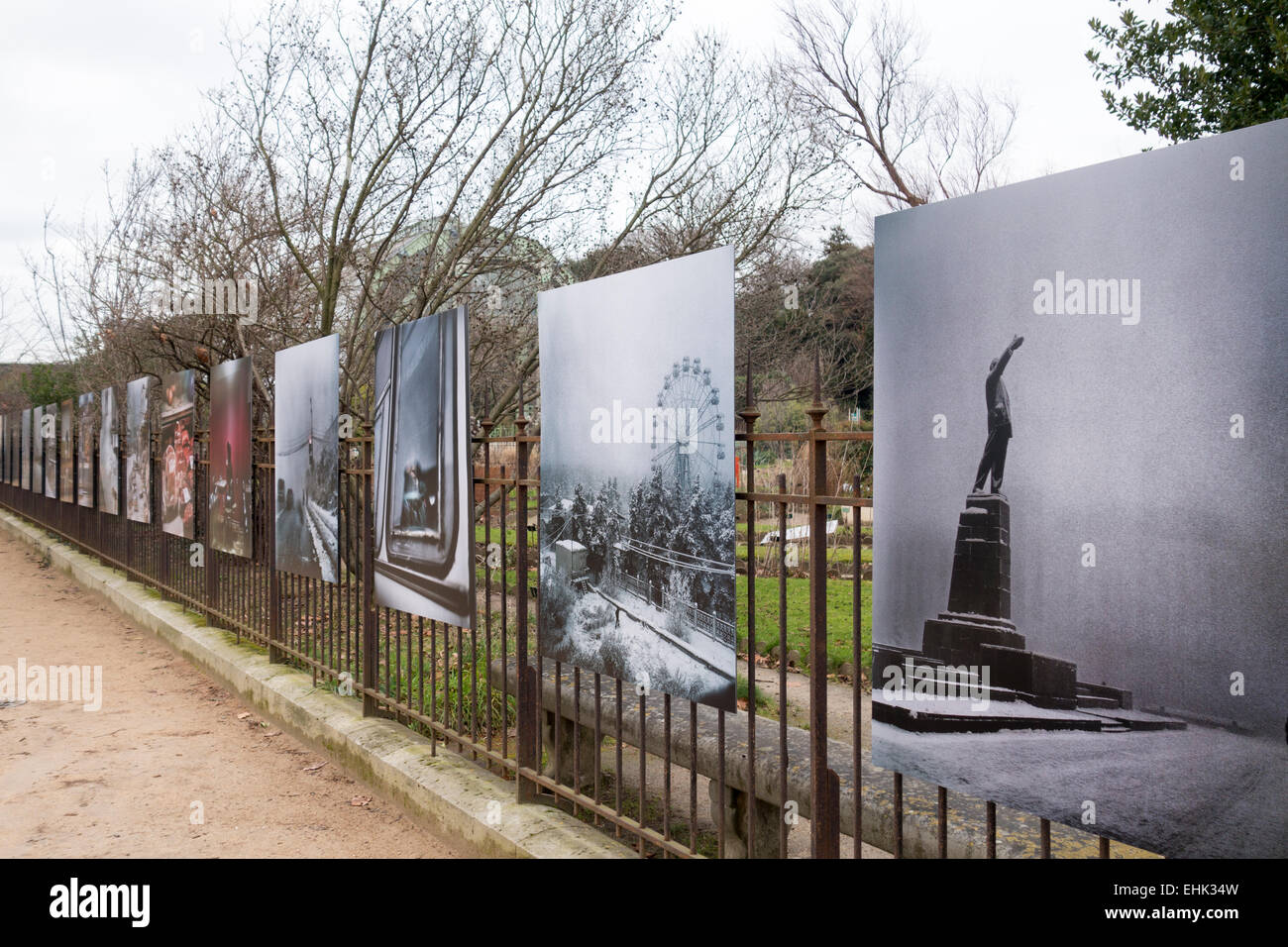 Fotografia all'aperto mostra sulle ringhiere in ferro del Jardin des Plantes, Parigi Foto Stock