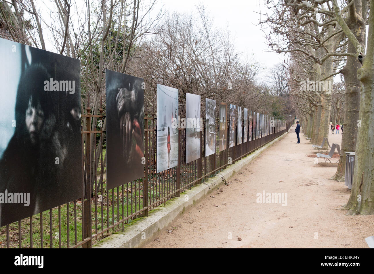 Fotografia all'aperto mostra sulle ringhiere in ferro del Jardin des Plantes, Parigi Foto Stock