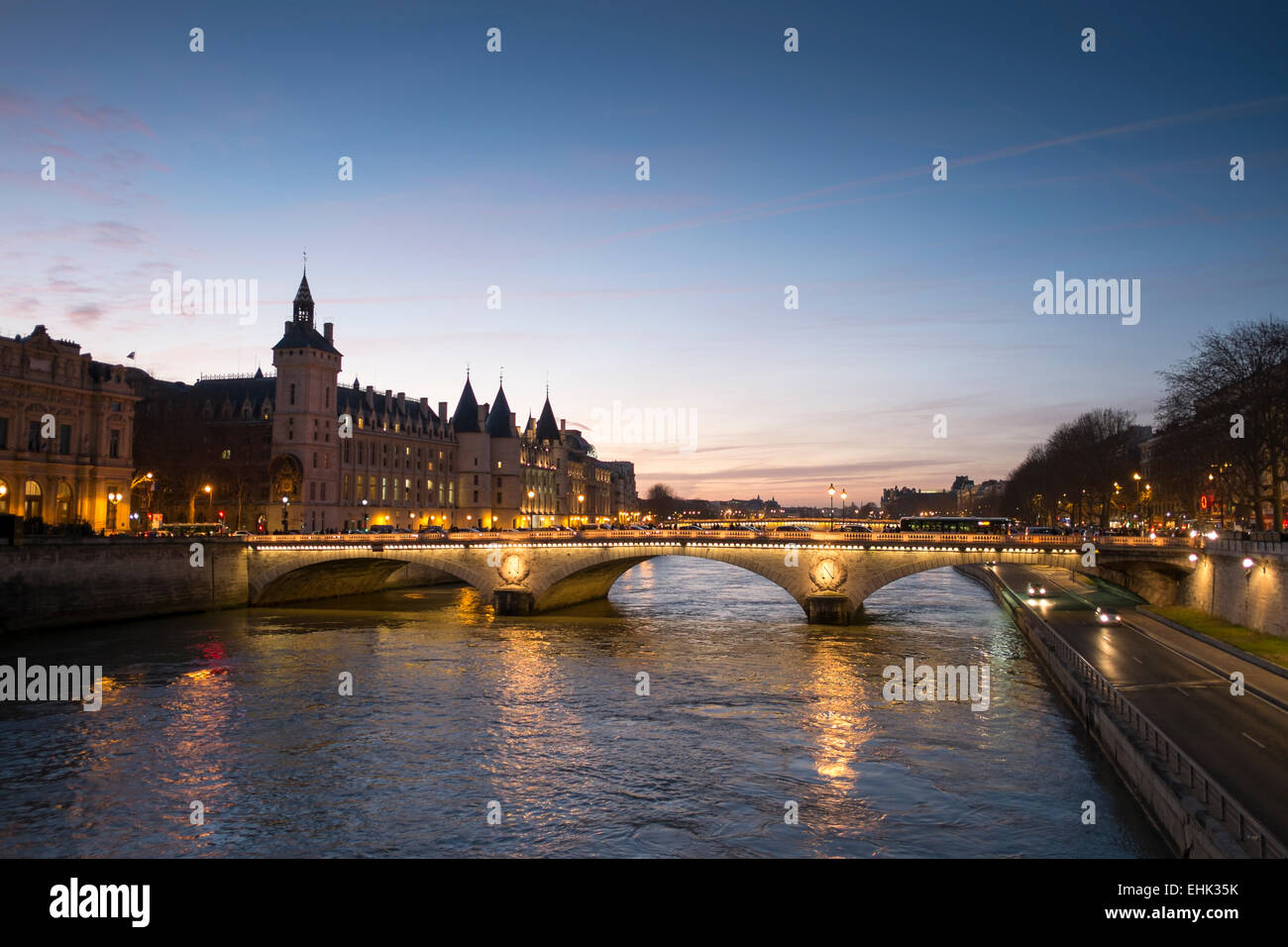 La Senna a Parigi di notte in inverno Foto Stock