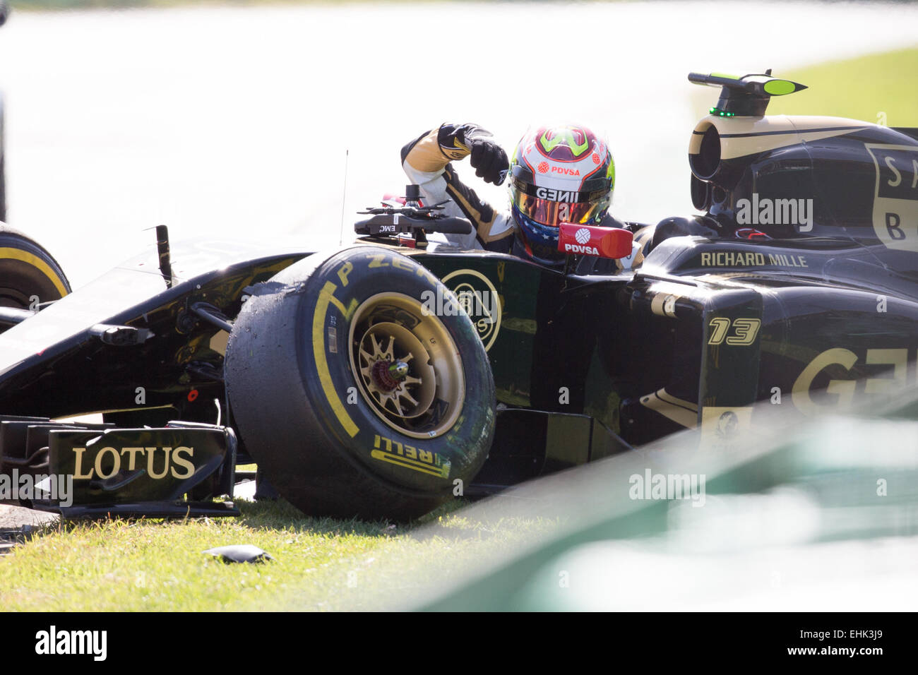 Albert Park di Melbourne, Australia. Xv Mar, 2015. Pastor Maldonado (VEN) #13 dal team Lotus F1 si blocca al 2015 Australian Formula One Grand Prix all'Albert Park di Melbourne, Australia. Sydney bassa/Cal Sport Media/Alamy Live News Foto Stock