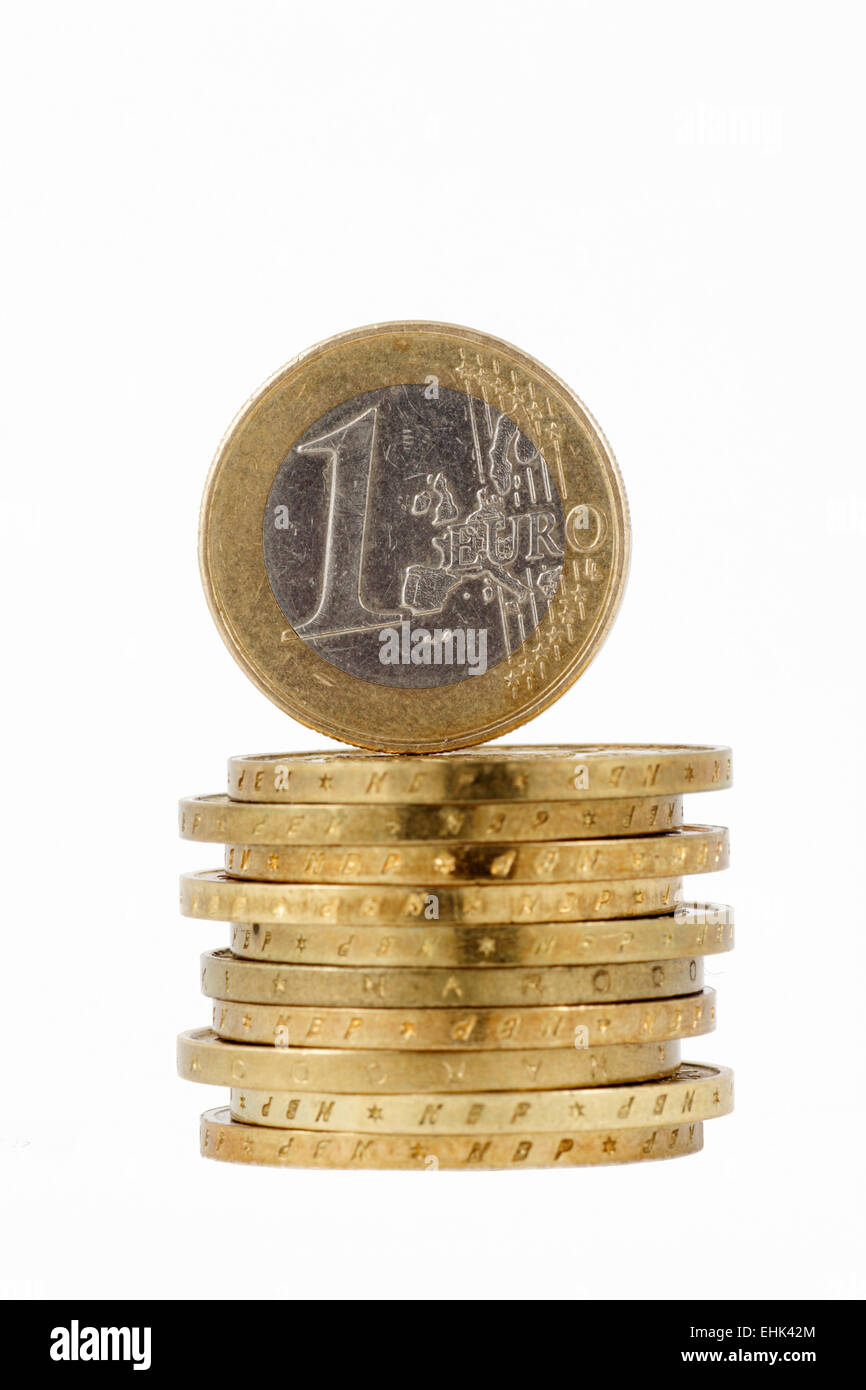 Cumulo di monete euro su sfondo bianco simbolo del settore bancario Foto Stock