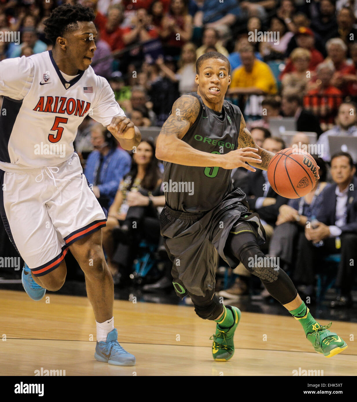 Las Vegas, NV, Stati Uniti d'America. Xiv Mar, 2015. Oregon G # 3 Joseph giovani tenta di prendere la linea di base dalla Arizona # 5 Stanley Johnson durante il NCAA Pac 12 di pallacanestro degli uomini di torneo tra Arizona Wildcats e Oregon Ducks 52-80 perso al MGM Grand Garden Arena di Las Vegas NV. Credito: csm/Alamy Live News Foto Stock