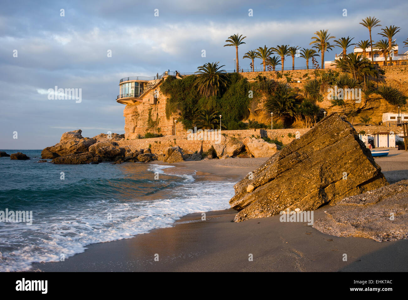 Sunrise a Playa spiaggia di Calahonda dal Balcón de Europa viewpoint a Nerja, località turistica sulla Costa del Sol in Spagna. Foto Stock