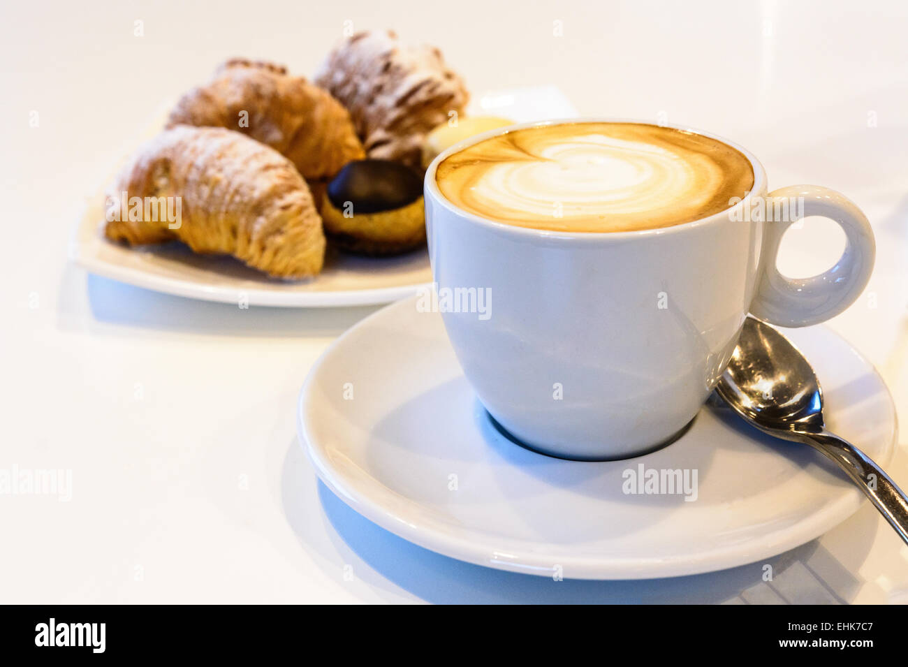 Una bella vista del cappuccino italiano e pasticceria italiana(pasticcini). Foto Stock