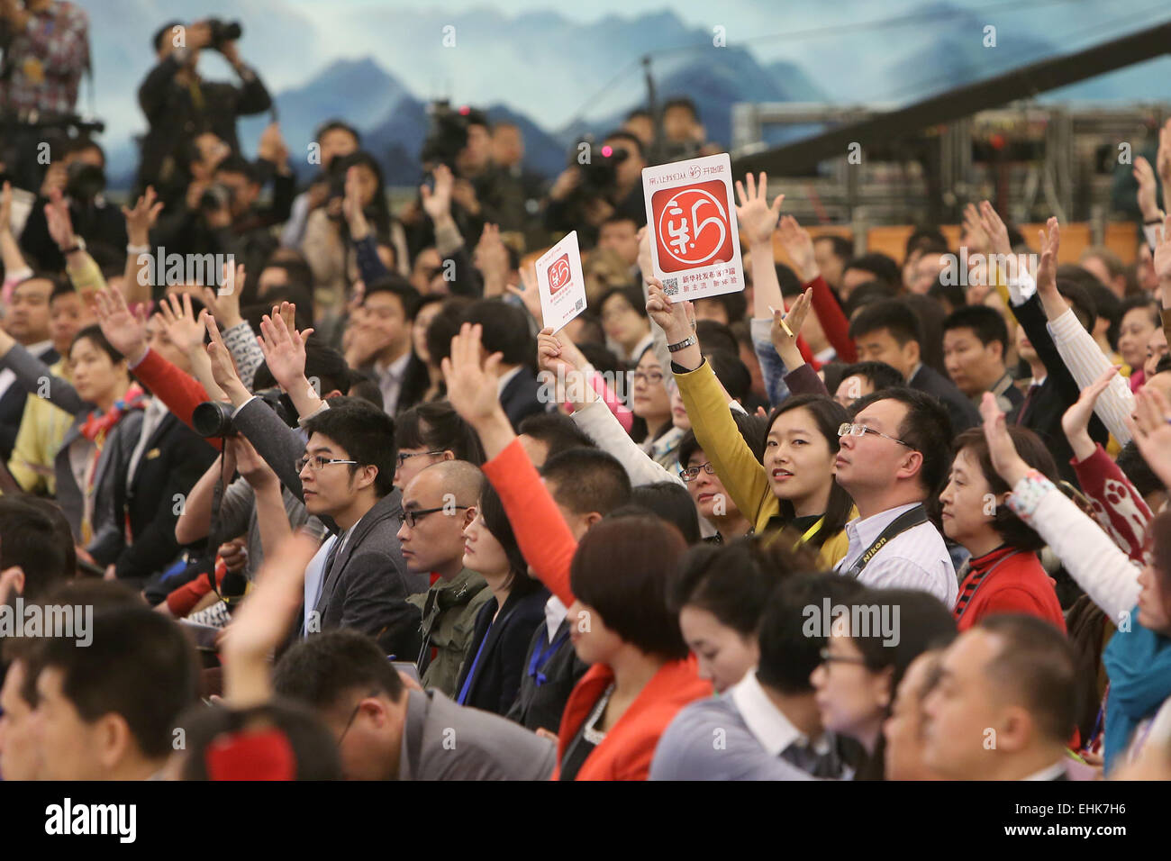 Pechino, Cina. Xv Mar, 2015. I giornalisti a porre domande alla conferenza stampa del Premier cinese LI Keqiang dopo la riunione di chiusura della terza sessione della Cina il XII congresso nazionale del popolo (ANP) presso la Grande Sala del Popolo di Pechino, capitale della Cina, 15 marzo 2015. © Lyu Xun/Xinhua/Alamy Live News Foto Stock