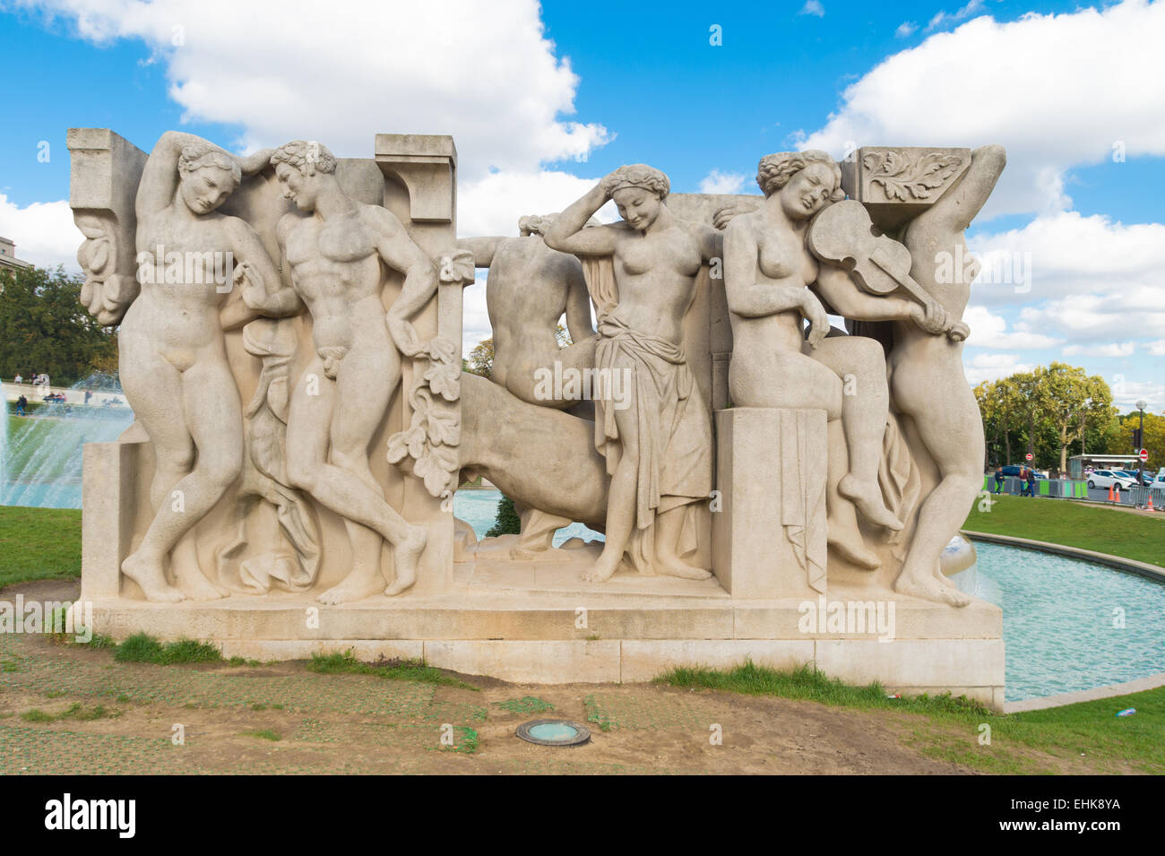 Uno dei due gruppi di scultura di fronte al Palais de Chaillot a Parigi. La joie de vivre da Léon Driveir e la jeunesse da Foto Stock