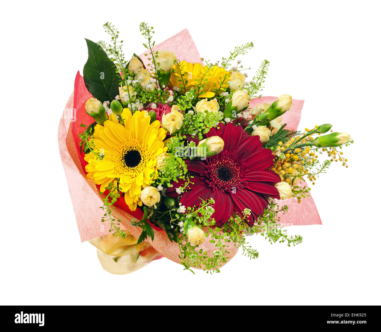 Bel bouquet di gerbera, garofani e altri fiori nel pacchetto rosso isolato su sfondo bianco. Foto Stock