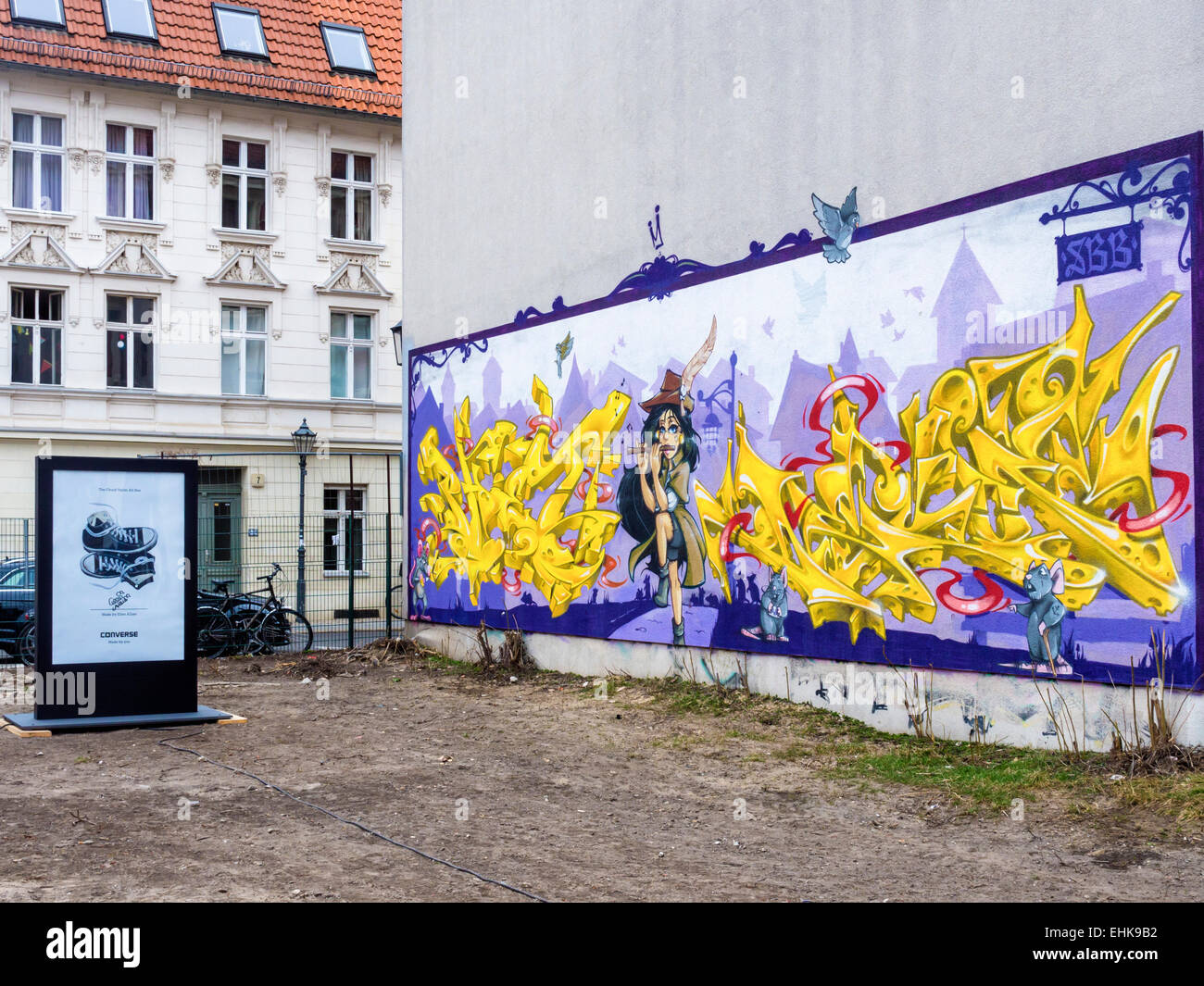 Berlino " Pifferaio di Hamelin' street arte murale e Converse formatori  annuncio, mandrini scarpe Made per voi' campagna Foto stock - Alamy