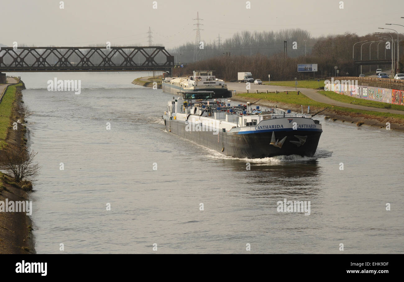 Una chiatta sul canale in corso sul canale principale vicino a Mons, Belgio. questa chiatta è una gara di combustibile, tipico delle navi da trasporto del trovato Foto Stock