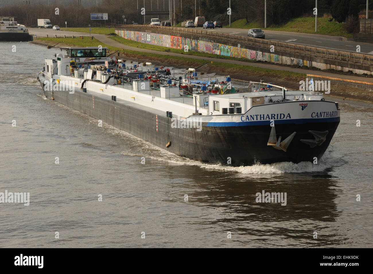 Una chiatta sul canale in corso sul canale principale vicino a Mons, Belgio. questa chiatta è una gara di combustibile, tipico delle navi da trasporto del trovato Foto Stock