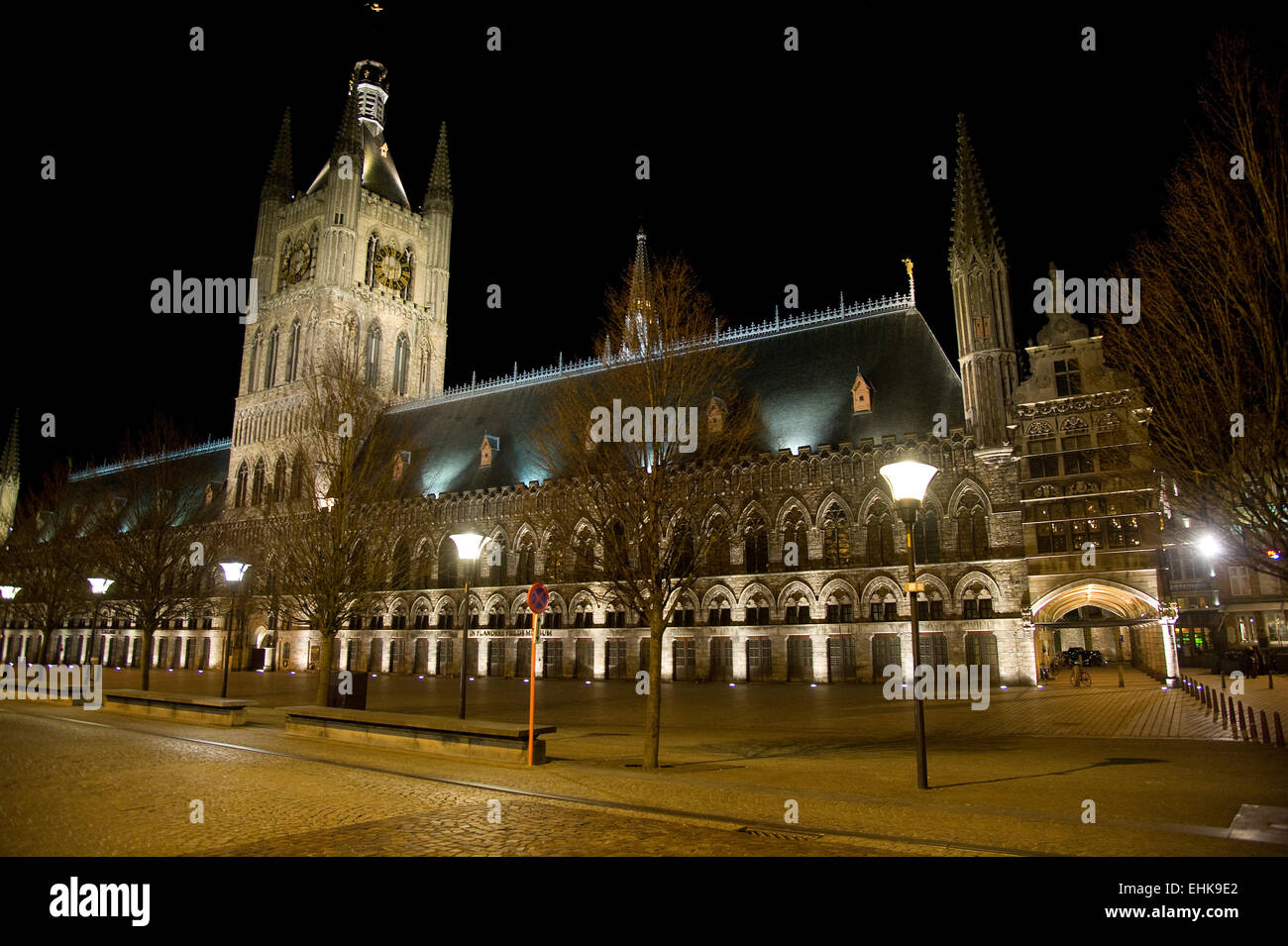 Il panno Hall di Ypres, distrutta nella prima guerra mondiale e successivamente restaurata. Piazza principale vicino al Menin Gate. Ypres, Belgio. Foto Stock