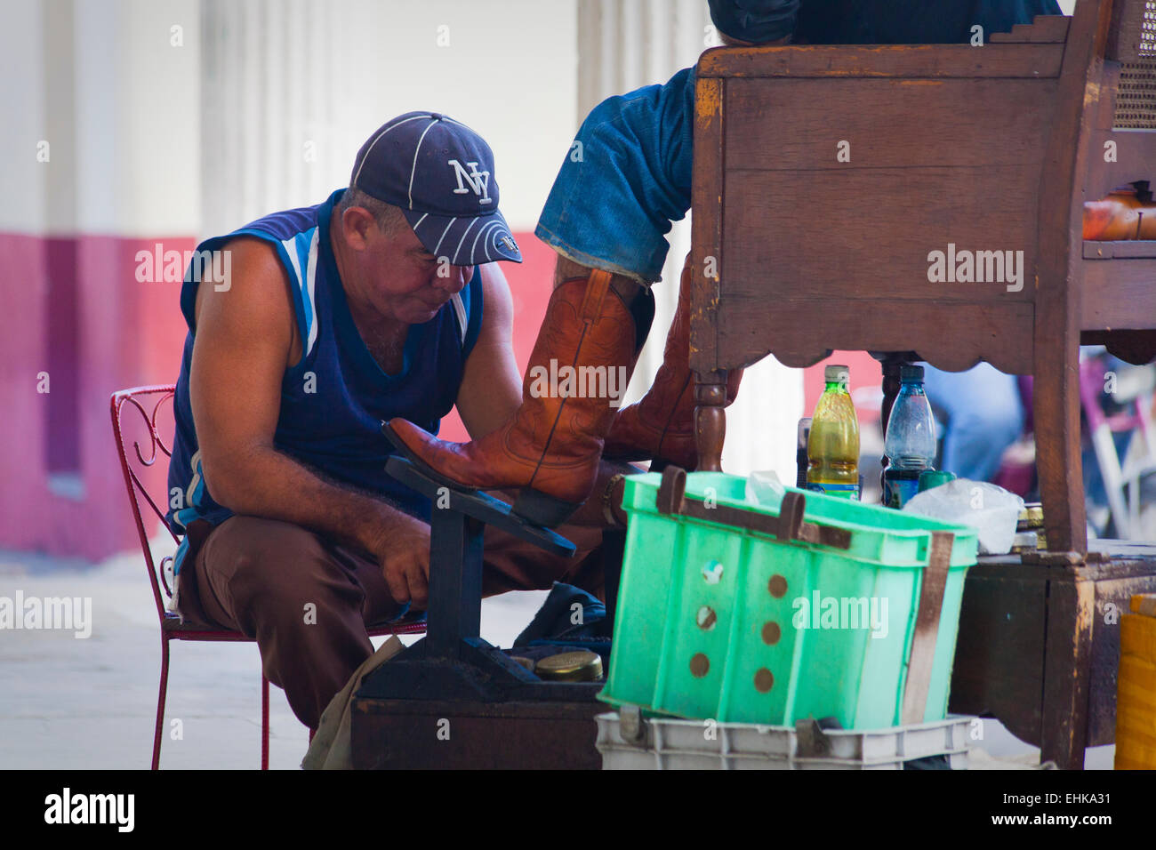 Un uomo risplende di scarpe in Sancti Spiritus, Cuba Foto Stock