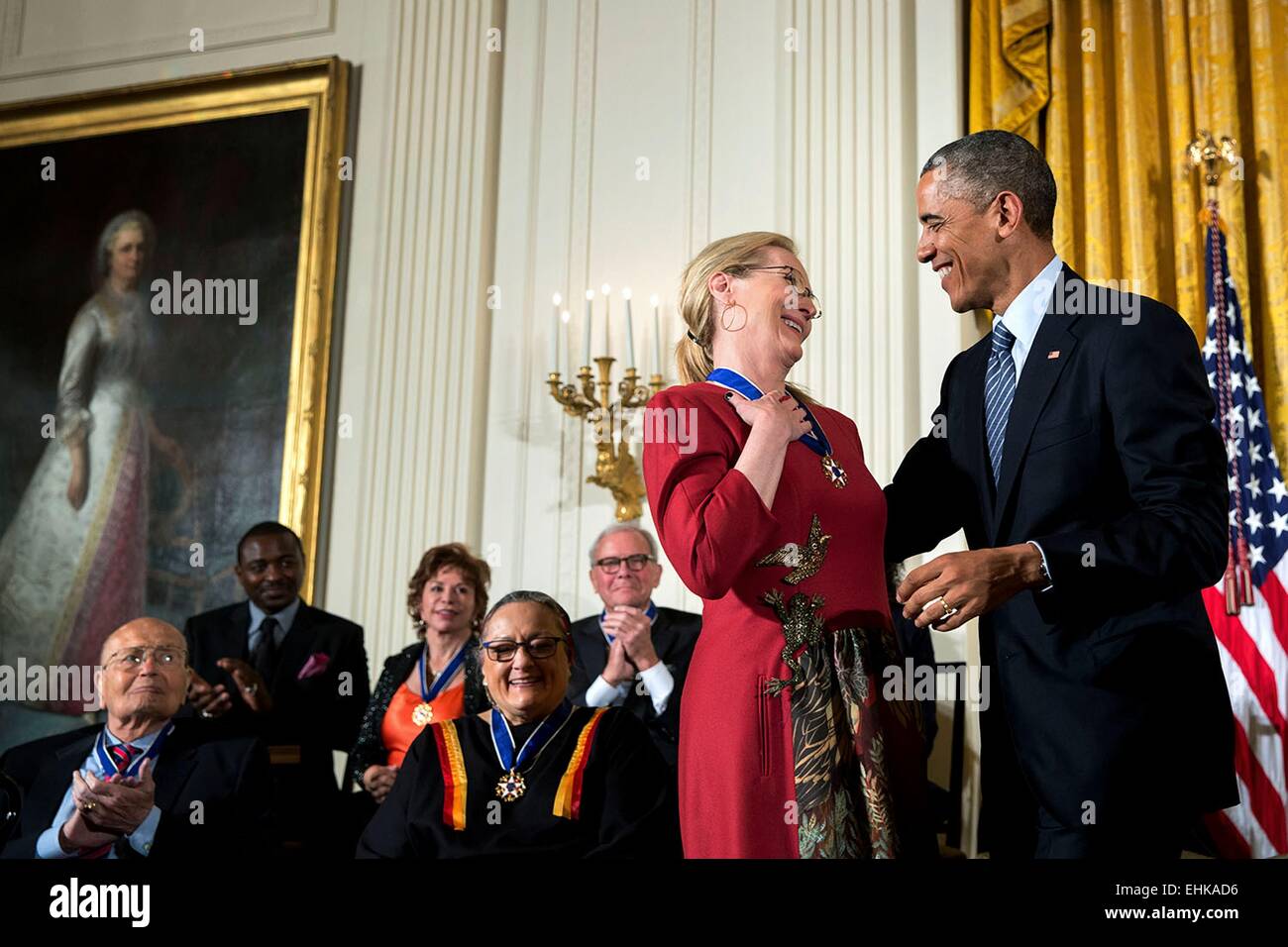 Il Presidente Usa Barack Obama presenta la medaglia presidenziale della libertà di attrice Meryl Streep durante una cerimonia che si terrà nella Sala Est della Casa Bianca Novembre 24, 2014 a Washington, DC. Foto Stock