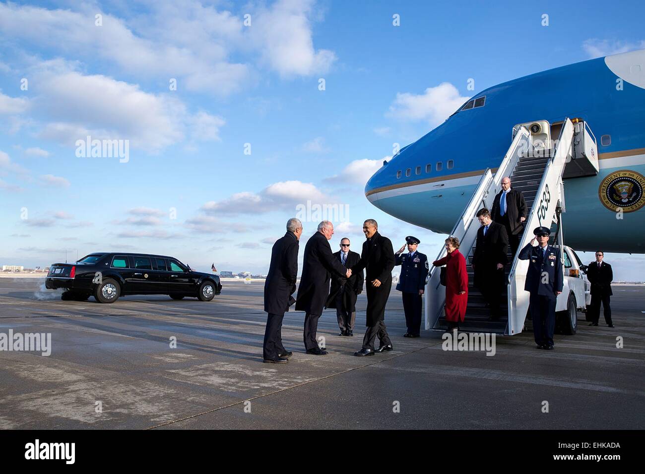 Il Presidente Usa Barack Obama è accolto dal governatore dell'Illinois Pat Quinn e sindaco di Chicago Rahm Emanuel all'arrivo all'Aeroporto Internazionale Chicago O'Hare Novembre 25, 2014 in Chicago, IL. Foto Stock