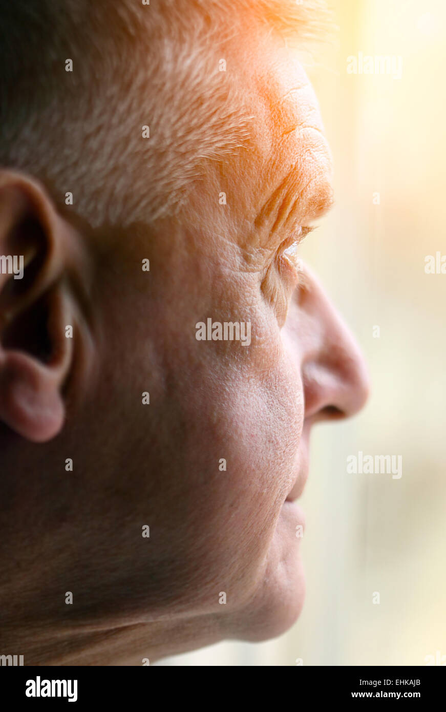 Ritratto di uomo anziano perso nel pensiero Foto Stock