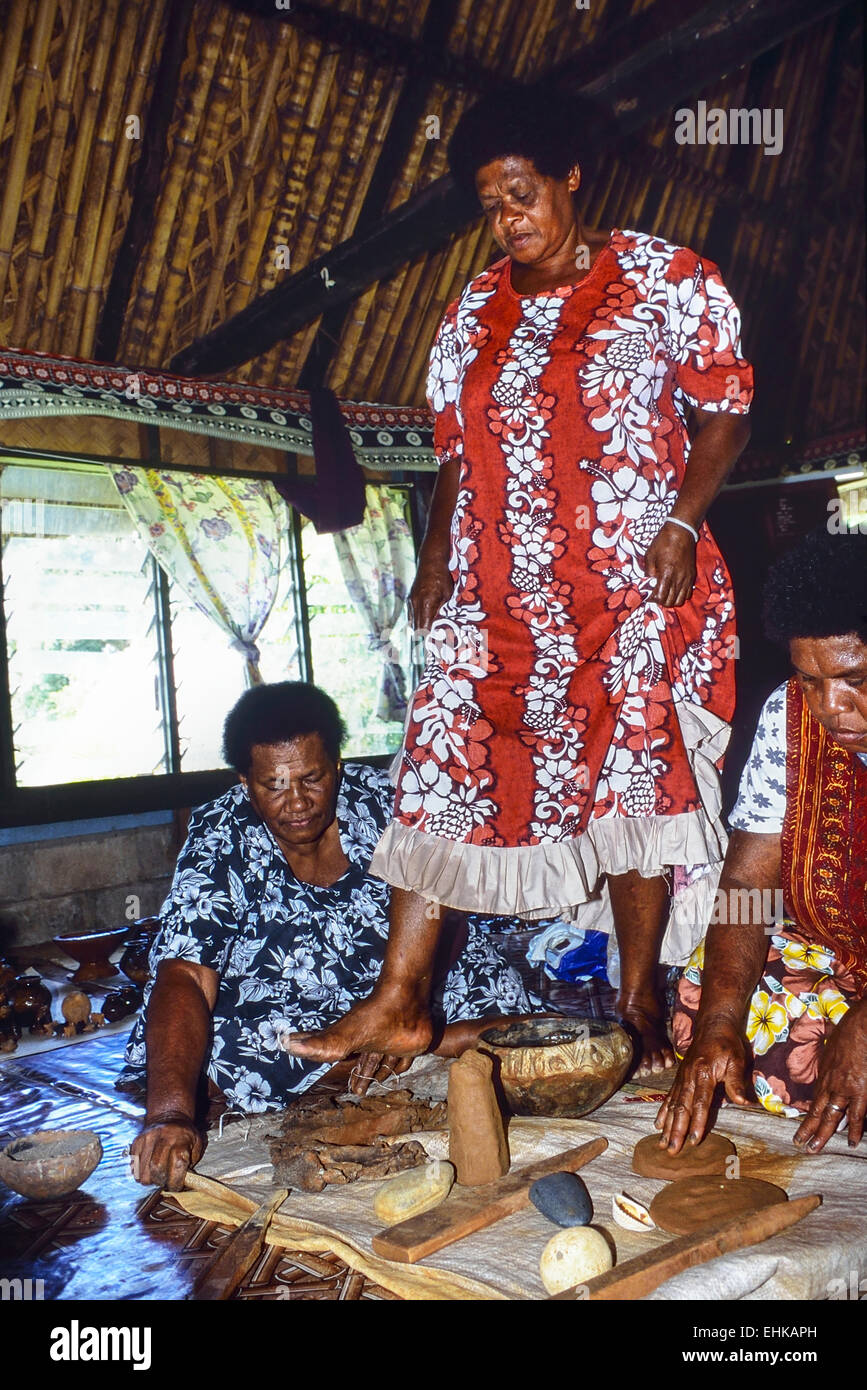 Atelier di ceramica. Le donne di eseguire nel villaggio di Nakabuta, Viti Levu, Fiji. Foto Stock