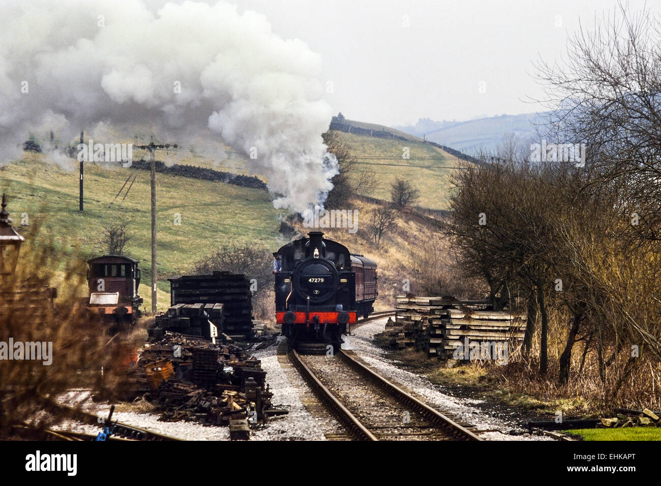 Locomotiva a vapore 47279 che porta alla stazione di Oakworth, alla ferrovia di Keighley e Worth Valley, nello Yorkshire. REGNO UNITO Foto Stock