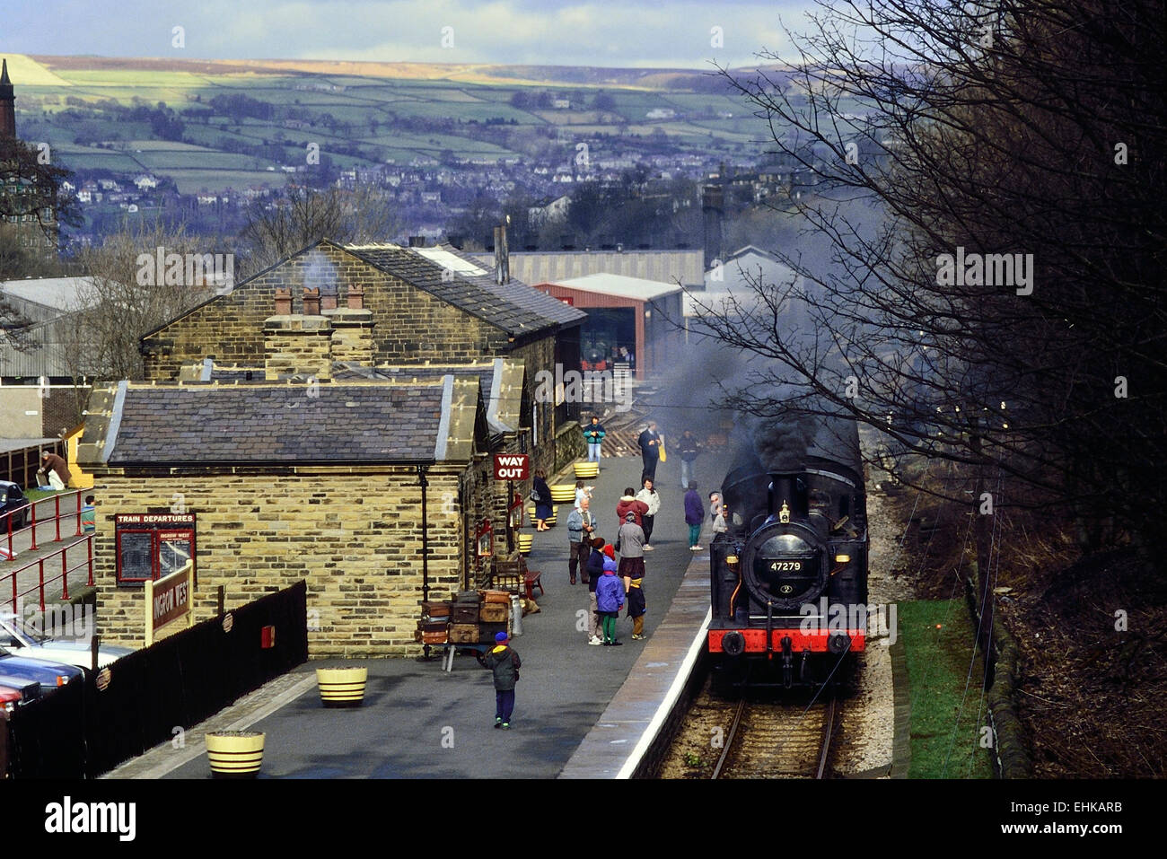 Locomotiva a vapore 47279 che entra nella stazione ovest di Ingrow, Keighley e Worth Valley Railway, Yorkshire. REGNO UNITO Foto Stock