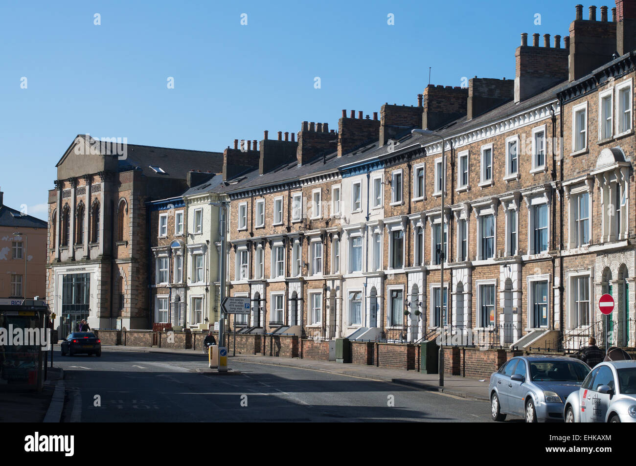 Una terrazza di case di città in strada del Castello di Scarborough, North Yorkshire, Regno Unito Foto Stock