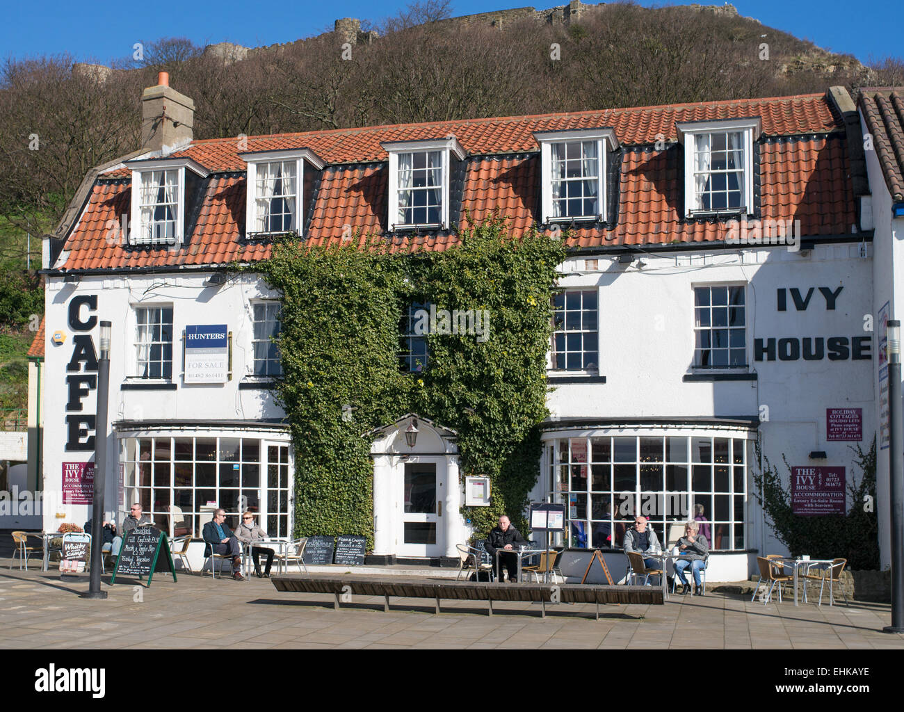 La gente seduta al di fuori della struttura Ivy House café in Scarborough, North Yorkshire, Regno Unito Foto Stock