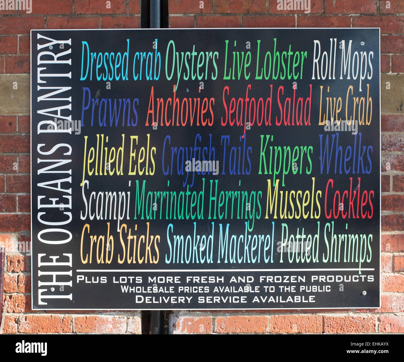 Segno colorato al di fuori del pescivendolo shop'Oceano dispensa, Scarborough, North Yorkshire, Regno Unito Foto Stock