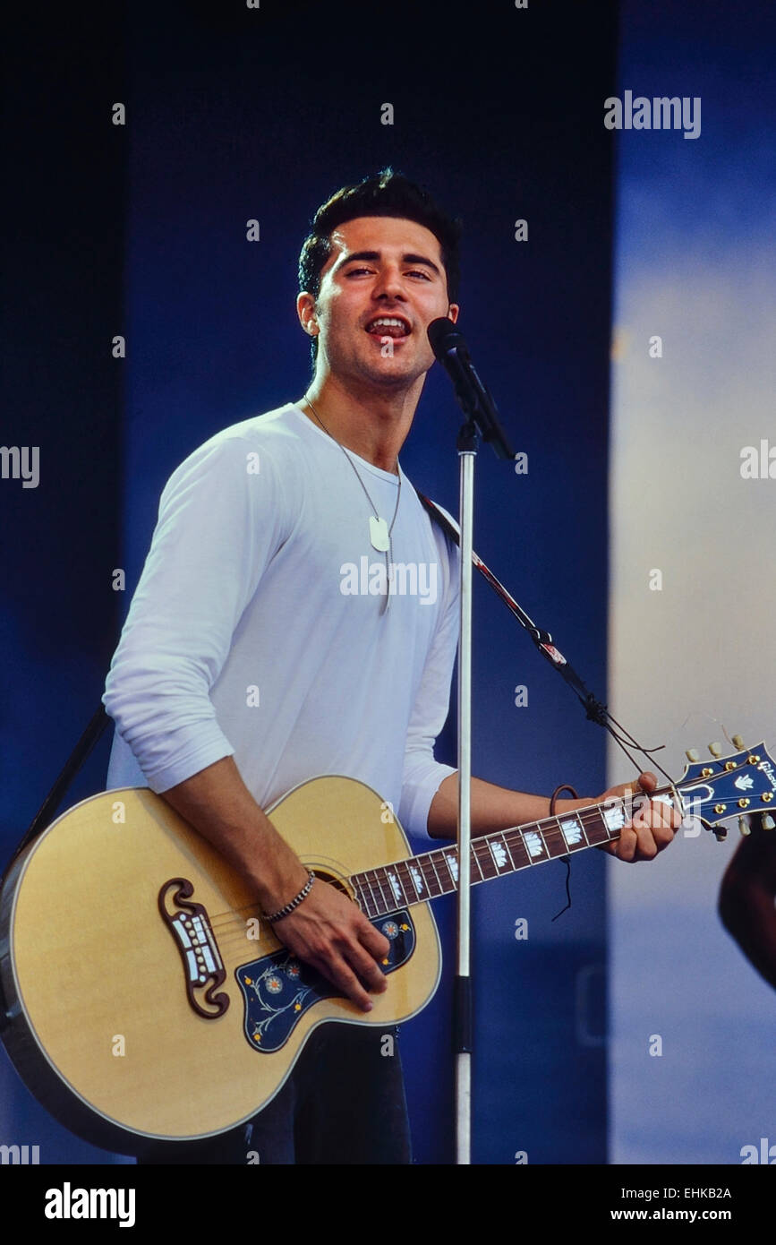 Darius Campbell Danesh si esibisce dal vivo ad un roadshow Blue Peter a Skegness. 29th luglio 2012 Foto Stock