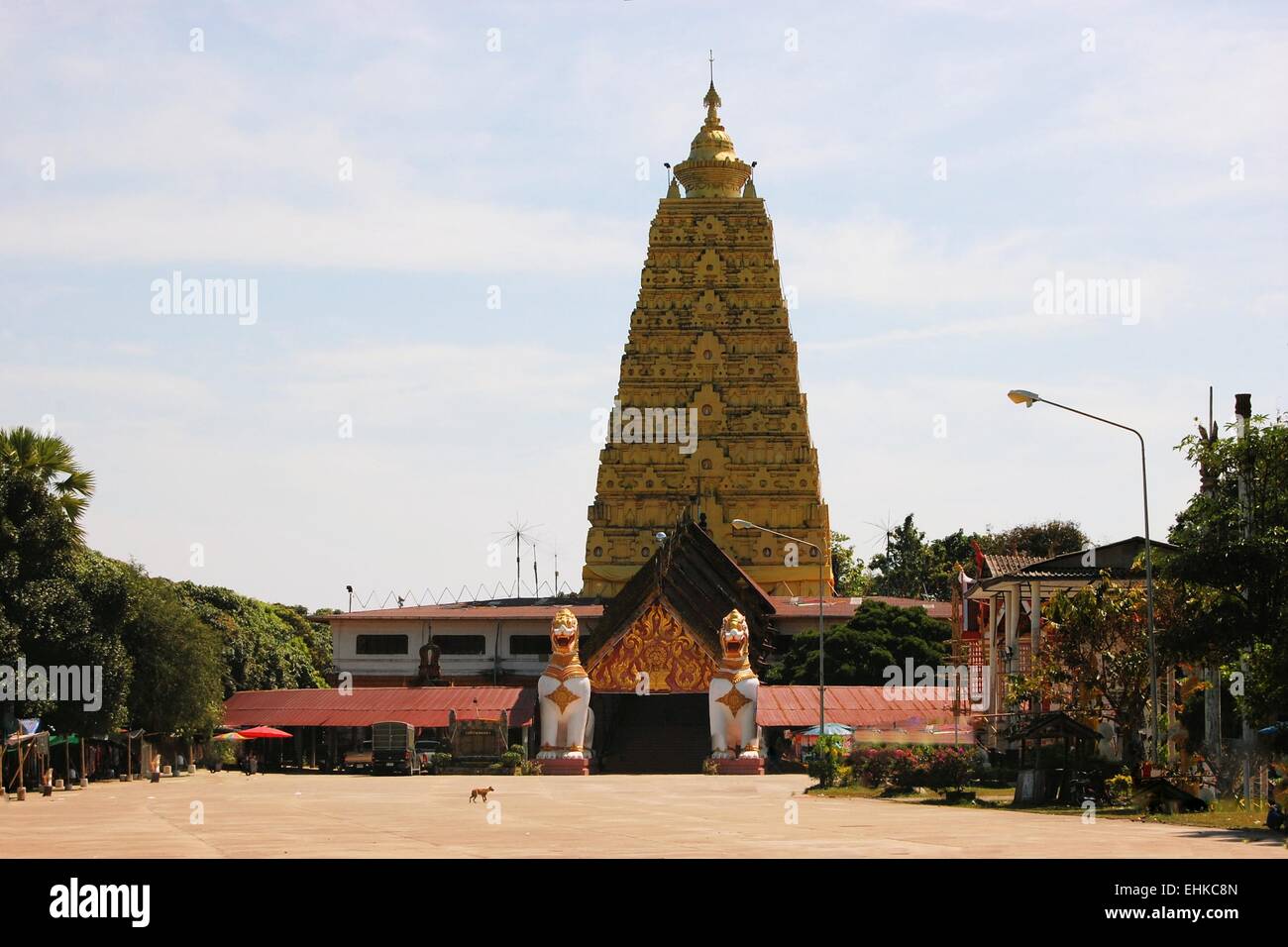 Tempio birmano con Lion in Sangkhlaburi, Thailandia Foto Stock