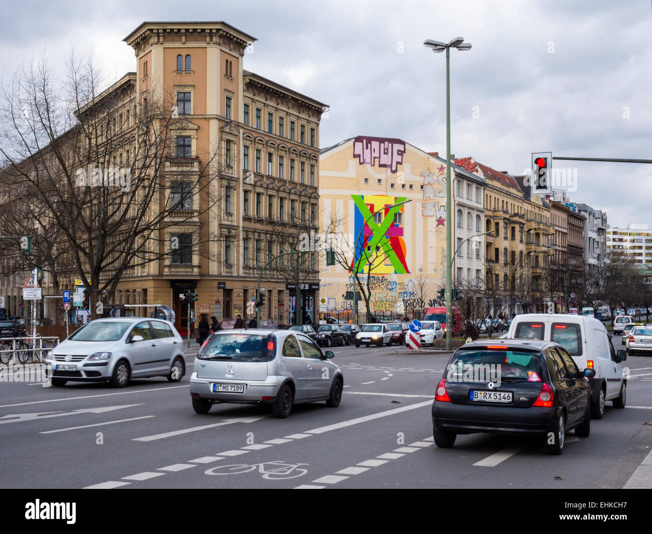 Via Berlino con edifici, di traffico e di arte urbana, Kottbusser Damm, Berlino Foto Stock