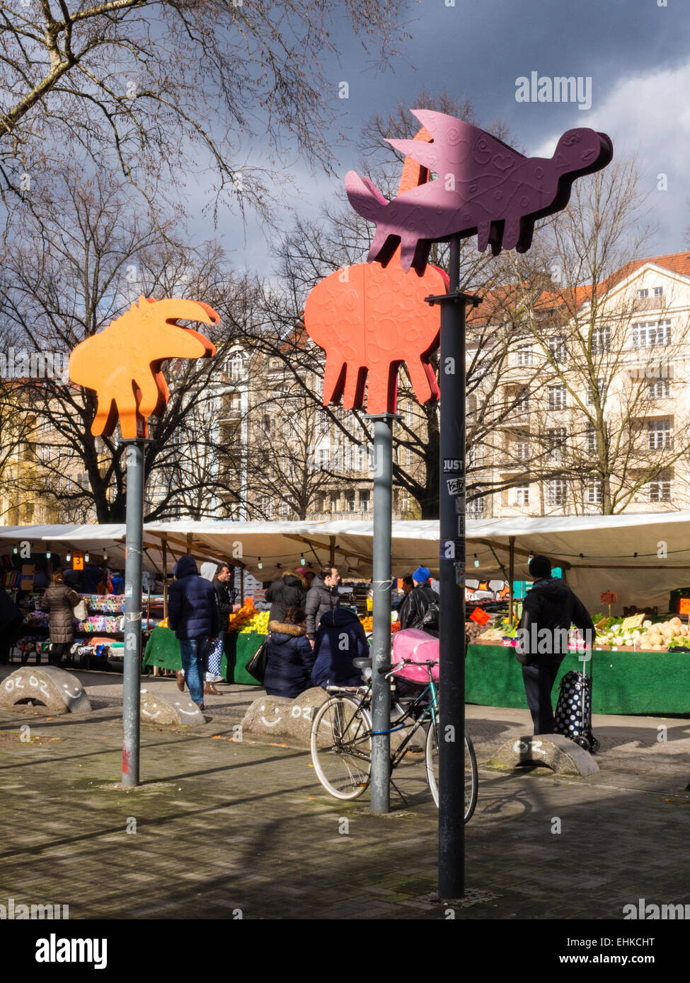 Cartoon caratteri animale su pali e bancarelle del mercato al mercato turco, Türkenmarkt, Türkischer Markt, Maybachufer, Berlino Foto Stock